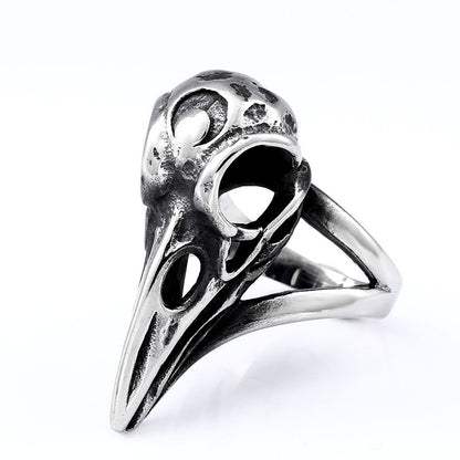 Raven skull ring detail